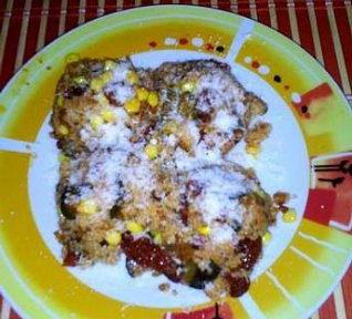 Kuskus s cuketou, sušenými rajčaty, kukuřicí a parmezánem