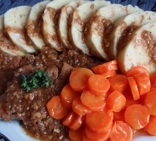 Dušené maso (nejen) na špeku s dušenou mrkví