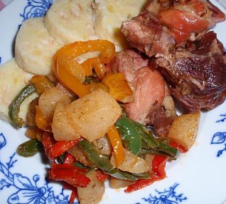 Pečené maso s hruškovo-paprikovou přílohou