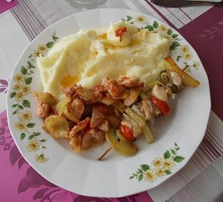 Kuřecí špízy se zeleninou a hlívou ústřičnou