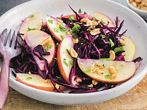 Salát z červeného zelí s jablky