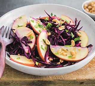 Salát z červeného zelí s jablky