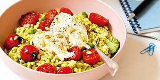 Orzo s brokolicí, rajčaty a mozzarellou