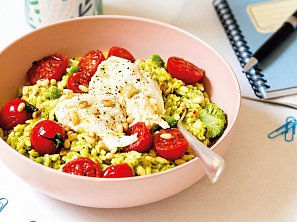 Orzo s brokolicí, rajčaty a mozzarellou