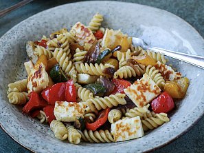 Těstovinový salát s pečenou zeleninou a bazalkovým pestem