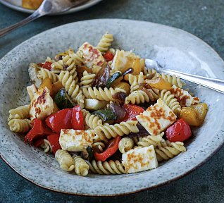 Těstovinový salát s pečenou zeleninou a bazalkovým pestem