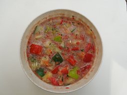 Sladký zeleninový salát z paprik, rajčat a okurek