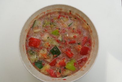 Sladký zeleninový salát z paprik, rajčat a okurek