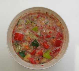 Sladký zeleninový salát z paprik, rajčat a okurek