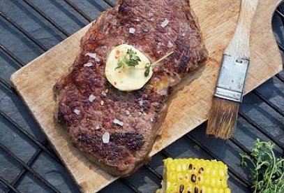 Steak z roštěnce s bylinkovým máslem