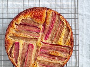 Rebarborový obrácený koláč s mandlemi