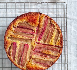 Rebarborový obrácený koláč s mandlemi