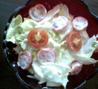 Ledový salát s cherry rajčátky a smetanou