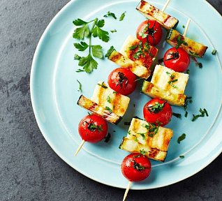 Vegetariánské špízy s feta sýrem na grilu