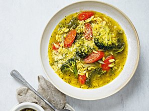 Zeleninová letní polévka s těstovinovou rýží