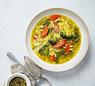 Zeleninová letní polévka s těstovinovou rýží