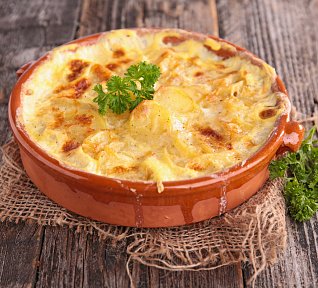 Zapečené brambory s masem a smetanou