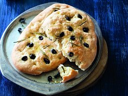 Focaccia s černými olivami a rozmarýnem