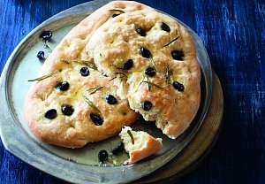 Focaccia s černými olivami a rozmarýnem