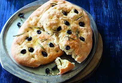 Focaccia s černými olivami a rozmarýnem