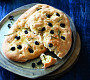 Focaccia s černými olivami a rozmarýnem