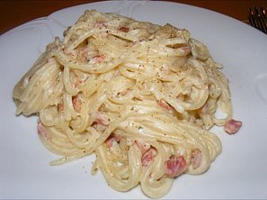 Špagety s nivou a slaninou