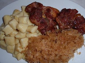 Bramborové noky s dušeným kysaným zelím a pečenou krkovicí Bramborové noky s dušeným kysaným zelím a pečenou krkovicí