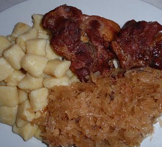 Bramborové noky s dušeným kysaným zelím a pečenou krkovicí Bramborové noky s dušeným kysaným zelím a pečenou krkovicí