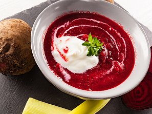 Polévka z červené řepy s jogurtem