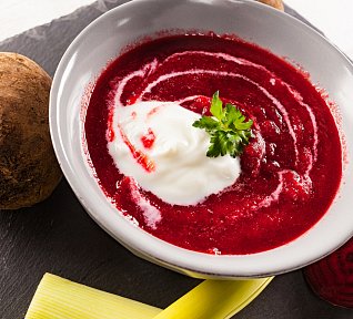 Polévka z červené řepy s jogurtem