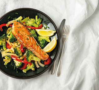 Losos s restovanou zeleninou