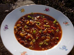 Zeleninová polévka s černou čočkou