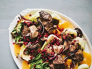 Salát s játry, pak choi a ovocem Salát s játry, pak choi a ovocem