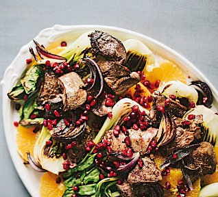 Salát s játry, pak choi a ovocem