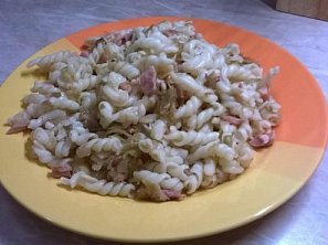 Uzená stehýnka se zelím a těstovinami