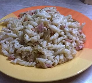 Uzená stehýnka se zelím a těstovinami