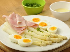 Chřest s bylinkovým máslem, vejcem a šunkou