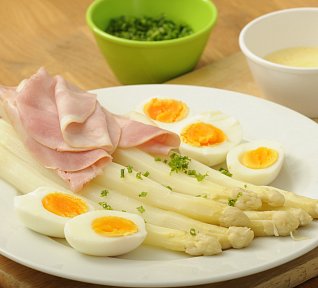 Chřest s bylinkovým máslem, vejcem a šunkou