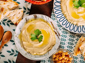 Grilovaná domácí pita s hummusem a jarní zeleninou