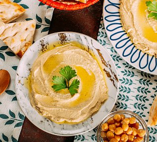 Grilovaná domácí pita s hummusem a jarní zeleninou