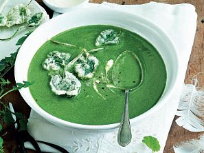 Bylinková polévka s fialkovými listy v těstíčku