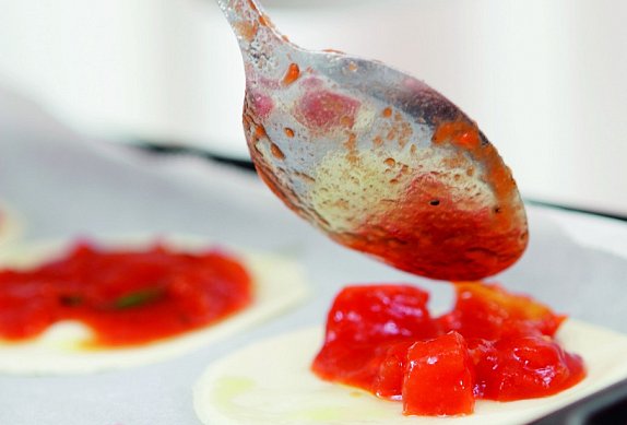 Minipizzy s rajčaty, šunkou a sýrem