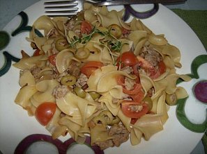 Těstoviny s masem, cherry rajčátky a olivami