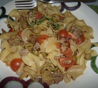 Těstoviny s masem, cherry rajčátky a olivami