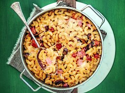 Zapečená kolínka se šunkou a žampiony