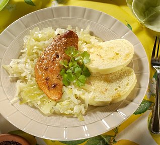 Vepřová pečeně s houskovými knedlíky a zelím