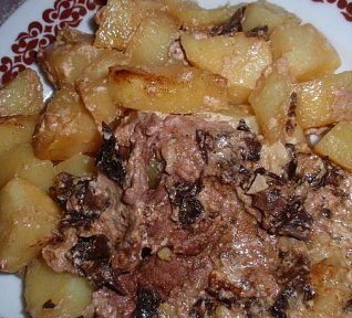 Česnekovo-houbové maso zapečené s bramborem a smetanou
