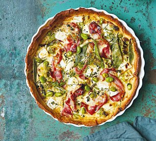Quiche s brokolicí, Fava fazolemi, slaninou a fetou Quiche s brokolicí, Fava fazolemi, slaninou a fetou