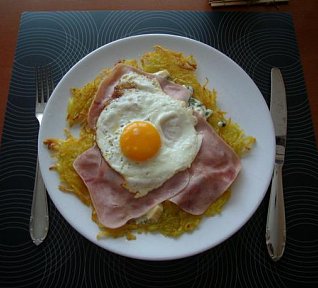 Bramborák s nivou a šunkou