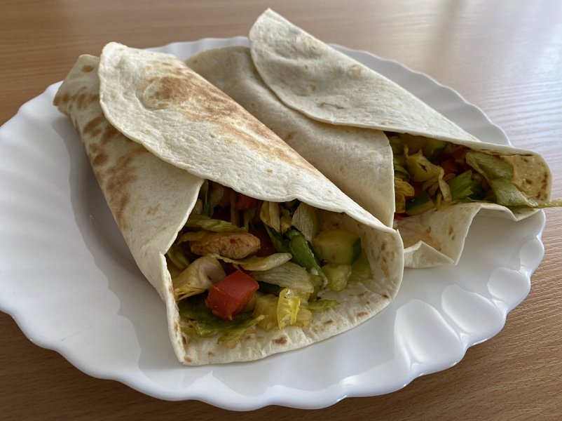 Tortilla s kuřecím masem a zeleninou
